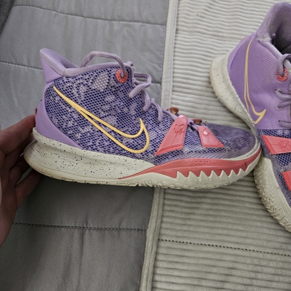 Nike Kyrie 7 Daughters Purple and Pink Basketball Shoes Size 7 - Picture 3 of 16